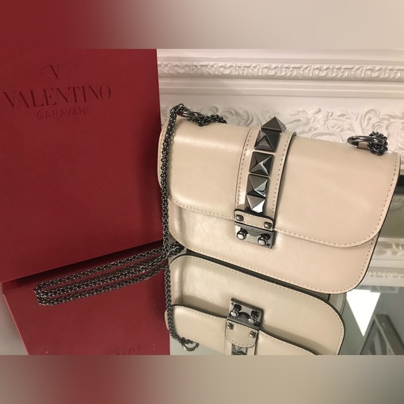 Authentic Valentino Garavani Glam Lock Small Studded Leather Shoulder Bag Cream - Picture 1 of 9